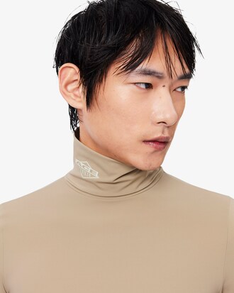 라코스테 x 왕이보 하이넥 티셔츠